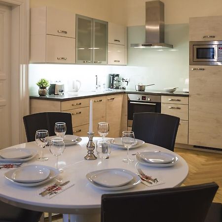 Modern Apartment Vsehrdova Прага Екстер'єр фото