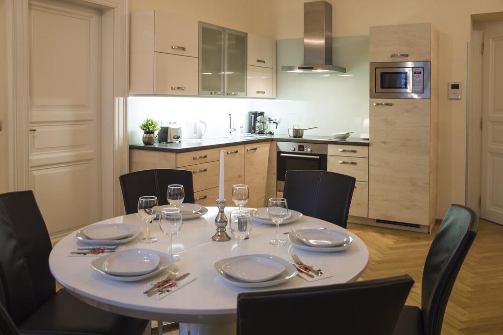 Modern Apartment Vsehrdova Прага Екстер'єр фото