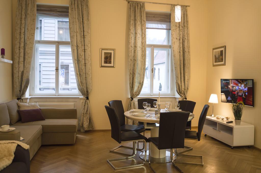 Modern Apartment Vsehrdova Прага Екстер'єр фото
