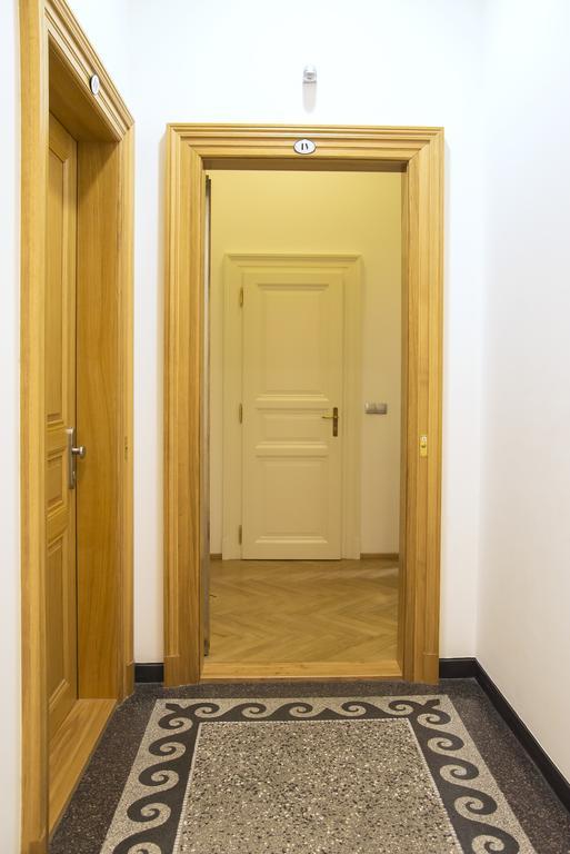 Modern Apartment Vsehrdova Прага Екстер'єр фото