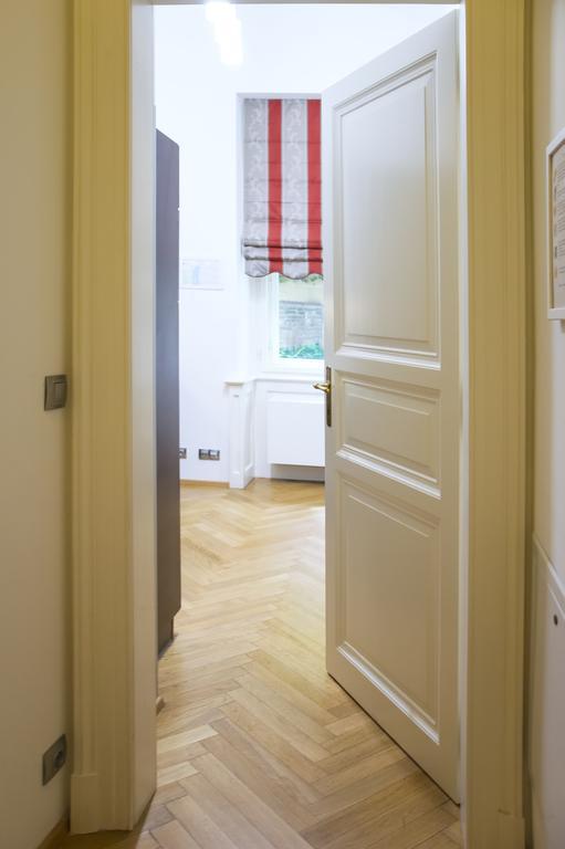 Modern Apartment Vsehrdova Прага Екстер'єр фото