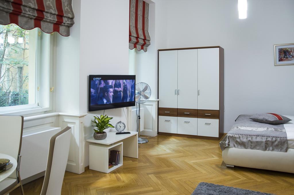 Modern Apartment Vsehrdova Прага Екстер'єр фото